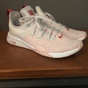 Women’s 6.5 Nike tennis shoes